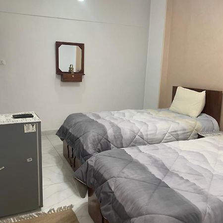 Pyramids Home Guest House Kafrat al Jabal Bagian luar foto